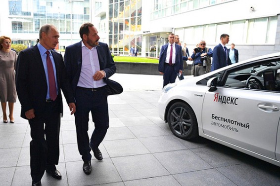 «Яндекс» познакомил Путина с «Алисой»