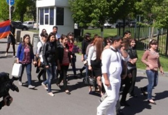 Video.ՀՀ քաղաքացիները Բան Կի Մունին խնդրում են հետաքննություն սկսել ապրիլի 2-ի հրադադարը խախտողին բացահայտելու համար. բողոքի ակցիա