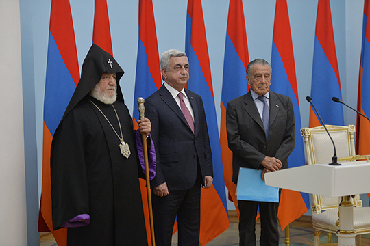 Ամենայն Հայոց Կաթողիկոսը մասնակցել է Էդուարդո Էօռնեկյանին «Հայաստանի ազգային հերոս»-ի կոչման շնորհման արարողությանը