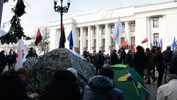 Полиция потребовала от митингующих у Рады перенести палатки