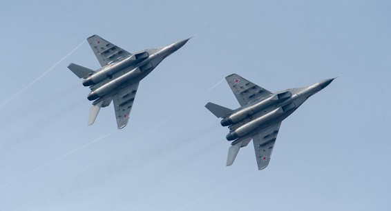 Российские летчики отметили праздник в армянском небе 