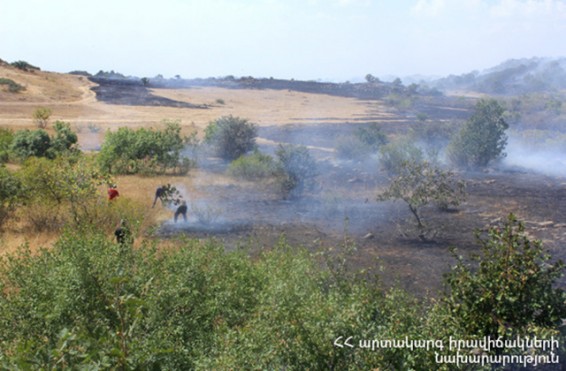 Արին գյուղ տանող ճանապարհահատվածին այրվում է խոտածածկ տարածք