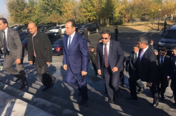 Հոկտեմբերի 27-ի 18-րդ տարելիցի կապակցությամբ պաշտպանության նախարարն ու այլ զինվորականներ այցելել են Եռաբլուր