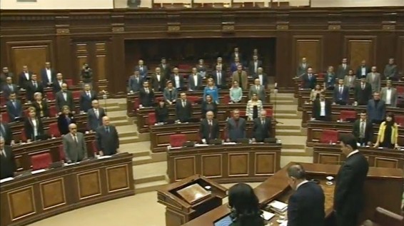 Депутаты НС Армении почтили память жертв теракта в парламенте 27 октября 1999г.