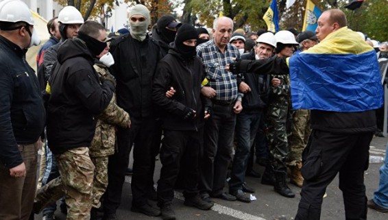 У Рады протестуют несколько десятков человек