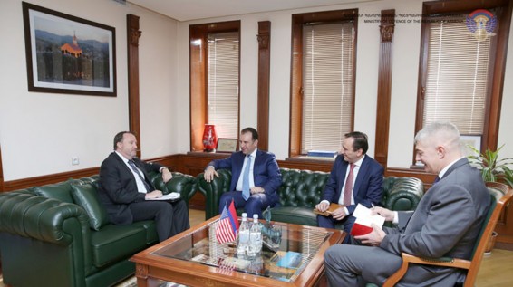 Նախարարն ու դեսպանը խոսել են միջազգային առաքելություններում հայ խաղաղապահների ներգրավման հեռանկարների մասին