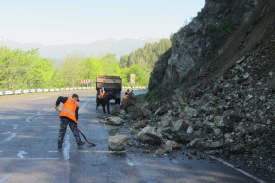 Քարն ընկել է ճանապարհի երթևեկելի հատված
