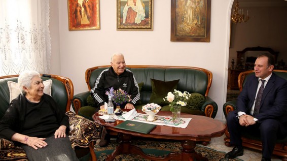Photo: Глава Минобороны Армении Виген Саркисян посетил родителей Спарапета – Вазгена Саргсяна