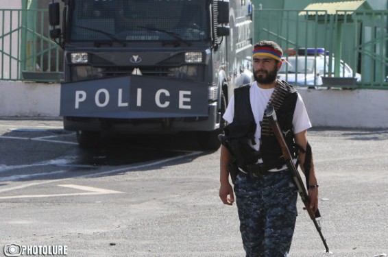 ՊՊԾ գնդում ոստիկանների սպանության մեջ մեղադրվող Սմբատ Բարսեղյանի տեսակցության և հեռախոսազանգերի վերաբերյալ արգելքը վերացվեց