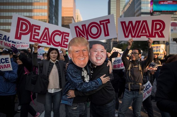 VIDEO: Нет Трампу, нет войне! – протесты в Сеуле накануне визита президента США