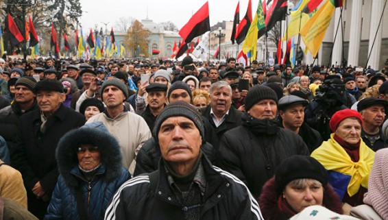 У Рады собралось около тысячи митингующих