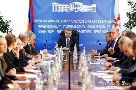 Պետք է հնարավորինս շուտ դուրս գալ շինհրապարակ, եղանակային պայմանները թույլ են տալիս. Վարչապետը՝ Գյումրիում