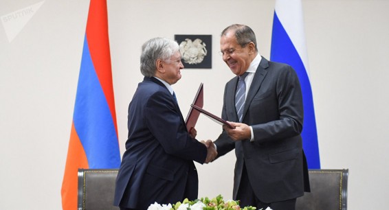 Лавров передал Налбандяну письмо армянского Католикоса Петру I