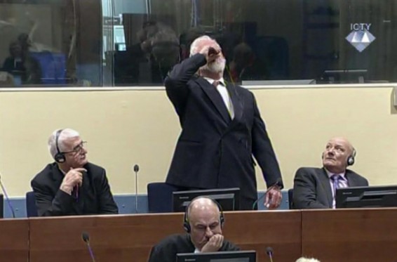 Հաագայի դատարանի դահլիճում թույն խմած գեներալը մահացել է