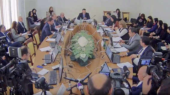 В парламенте Армении обсудили законопроекты о праве граждан на петиции и аудиенции