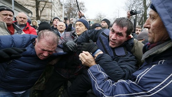 LIVE: В Киеве полиция применила слезоточивый газ против сторонников Саакашвили