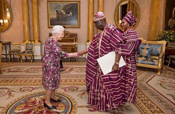 Եղիսաբեթ Երկրորդն անսովոր հանդերձանքով է եկել աֆրիկացիների հետ հանդիպմանը