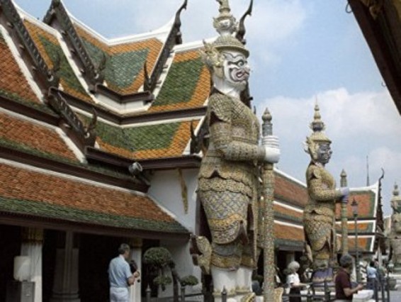 Թաիլանդում բուդդայական տաճարի ֆոնին մերկ նկարված ամերիկացիներին ազատել են