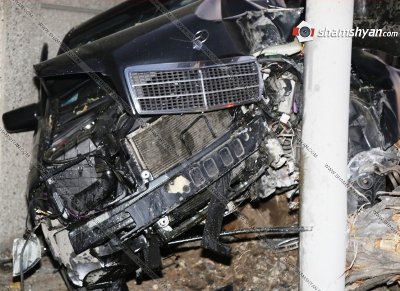 Խոշոր վթար Երեւանում. Mercedes-ը տապալել է հաստաբուն ծառն ու բախվել է սյանը. Կա վիրավոր