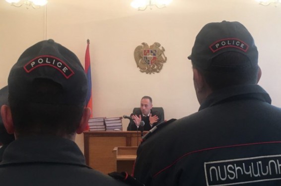 23 000 դոլար կաշառք ստանալու մեջ մեղադրվող դատավորը չէր հասցրել ծանոթանալ գործի նյութերին. դատական նիստը հետաձգվեց