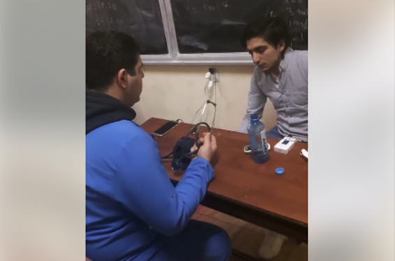 ԵՊՀ-ում հացադուլ հայտարարած ուսանողներից մեկը տեղափոխվում է հիվանդանոց