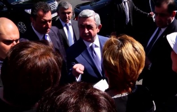 Քաղաքացին փորձել է իրեն նետել Սերժ Սարգսյանի ավտոշարասյան տակ