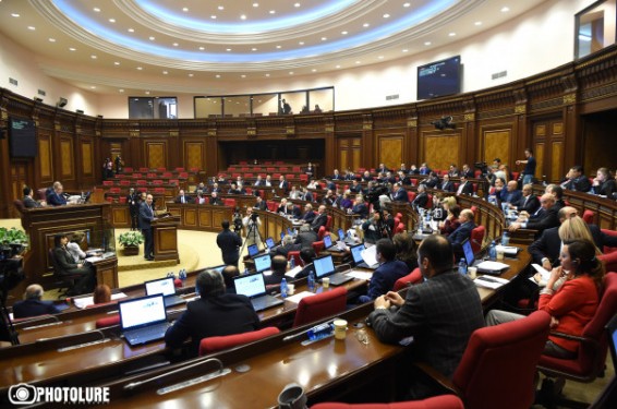 «Ելք» խմբակցությունը երրորդ անգամ 20 րոպեանոց ընդմիջումը վերցրեց՝ մինչ այդ ԱԺ նախագահի կողմից «նոր խտրականություն» նկատելով
