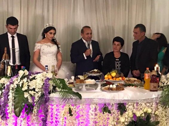 Հովիկ Աբրահամյանի քավորությամբ պսակադրվեց քառօրյա պատերազմում հերոսաբար զոհված Գարիկ Մովսիսյանի եղբայրը