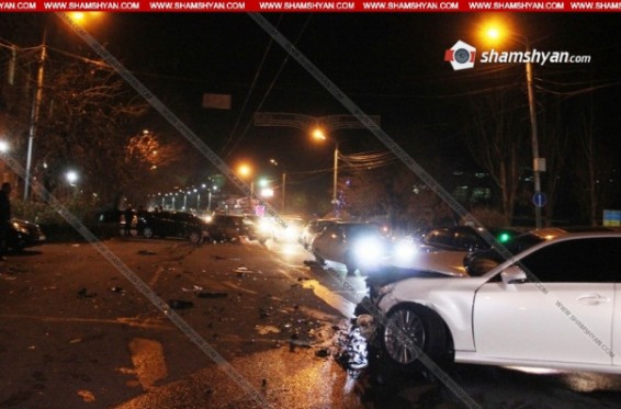 «Վերնիսաժ»-ի մոտ բախվել են Lexus-ը, տրանզիտ համարանիշներով Toyota-ն ու Lada-ն. shamshyan.com