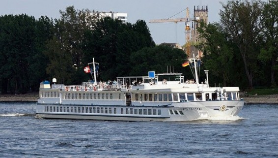 В ФРГ пассажирское судно врезалось в опору моста, 27 человек пострадали