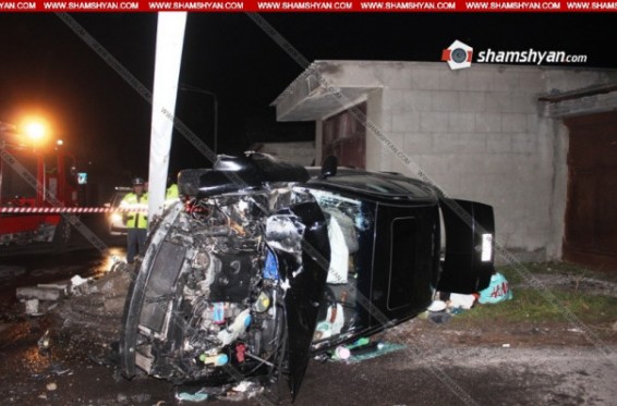 Photo. Երևանում 15-ամյա վարորդը Volkswagen-ով բախվել է սյանը. ավտոմեքենան կողաշրջվել է, կան տուժածներ
