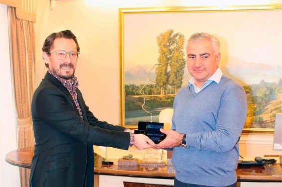 Video. Սամվել Կարապետյանը՝ «Դե Ֆակտո» ամսագրի «Տարվա մարդ» անվանակարգում