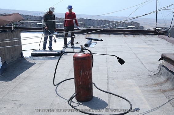 Ընթացքի մեջ են բազմաբնակարան շենքերի հարթ և թեք տանիքների նորոգման աշխատանքները