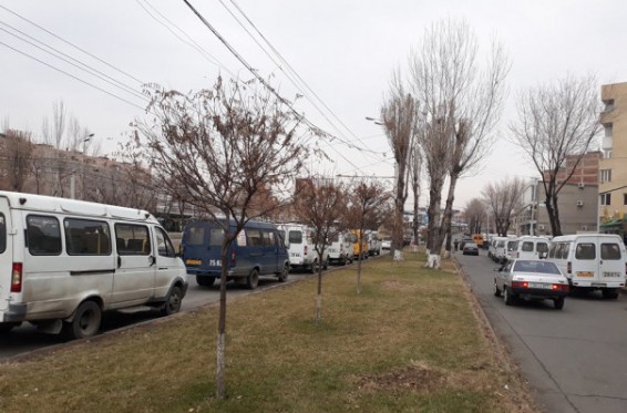 Բողոք-գործադուլ Երևանում. երթուղայինների վարորդները փակել են Րաֆֆու փողոցը