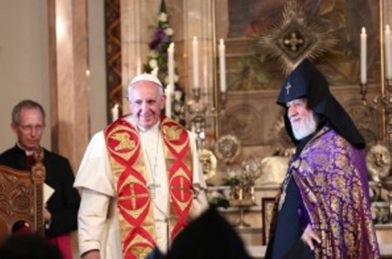 Գարեգին Բ-ն Ֆրանցիսկոս Պապին նվիրել է  Հայոց ցեղասպանության նահատակների սրբապատկերը և նրա դիմապատկերի մանրաքանդակը