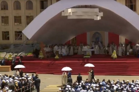 Video. Հռոմի պապն անձամբ մոտեցավ հավատացյալներին նշխար բաժանելու