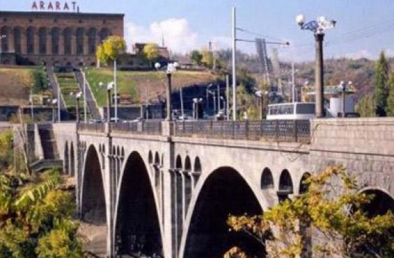 Արտակարգ դեպք Երևանում. տղամարդն անցել է Հաղթանակ կամրջի բազրիքից այն կողմ և սպառնում է ինքնասպանություն գործել