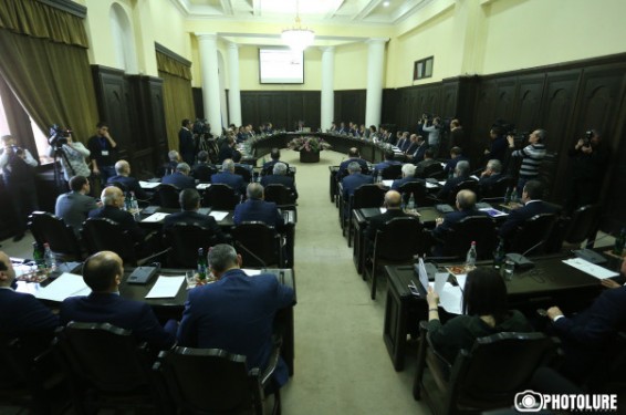Նախագահականի աշխատակազմի հաշվեկշռից հանված 2 «Տոյոտա Կորոլլա» ավտոմեքենաները կտրվեն կառավարության աշխատակազմին