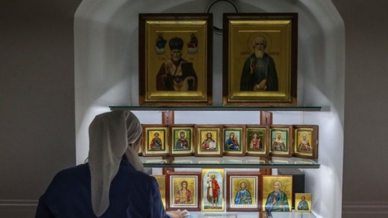 Краснодарского студента, затушившего сигарету об икону, арестовали на девять суток