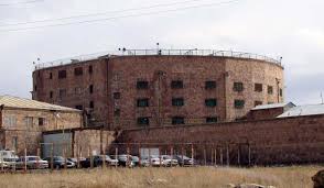 Բնակիչները փակել են Նուբարաշեն ՔԿՀ տանող ճանապարհը, բողոքում են գարշահոտությունից