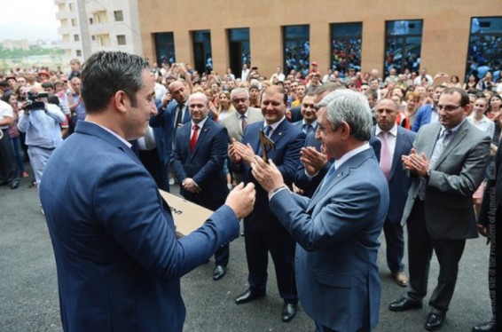 Photo. Ավանում բացվեց երիտասարդների համար բնակելի համալիրը. Մասնակցում էր Սերժ Սարգսյանը