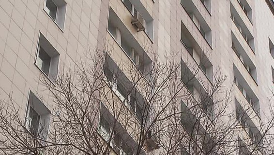 На юге Москвы мужчина открыл стрельбу из окон квартиры