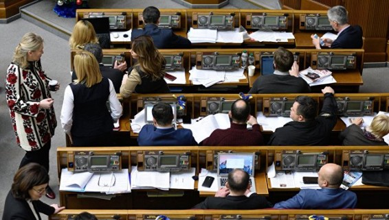 Во время столкновений у Рады пострадали десять человек