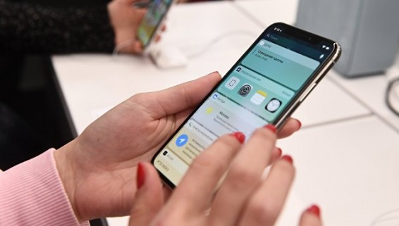 Портал в другой мир: оптическая иллюзия с iPhone X взбудоражила соцсети