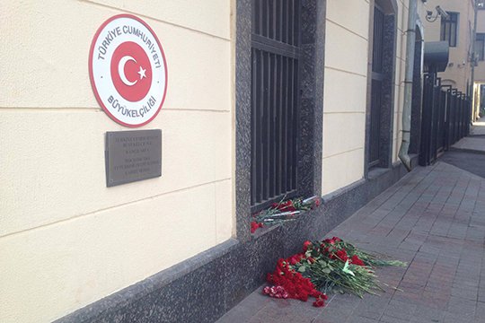 Մոսկվայի բնակիչները ծաղիկներ են տանում Թուրքիայի դեսպանատուն