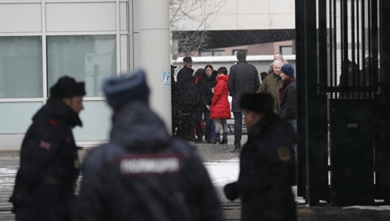 Высланные из России британские дипломаты покинули посольство