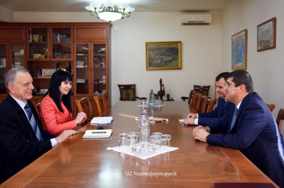 ԱՀ պետական նախարար Արայիկ Հարությունյանը ՀՀ-ում Գերմանիայի դեսպան Հանս-Յոխեն Շմիդտի հետ քննարկել է ներդրումային մի շարք ծրագրեր