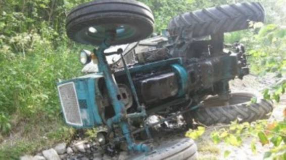 Ախուրյան-Նոր Ախուրյան ավտոճանապարհին կցորդիչով տրակտորը շրջվել է ջրատարը