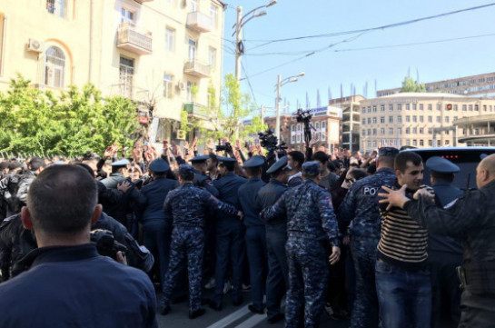 Video. Ինչպես ցուցարարները ճեղքեցին հատուկջոկատայինների շարքը