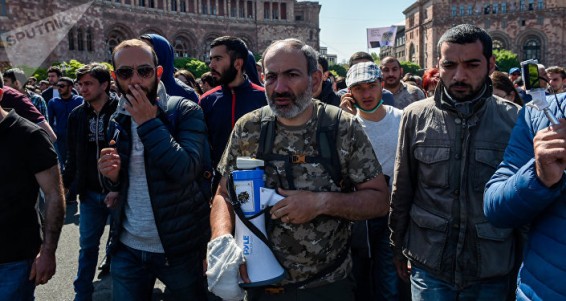 VIDEO: Митингующие перекрыли улицу Амиряна и никого не пропускают